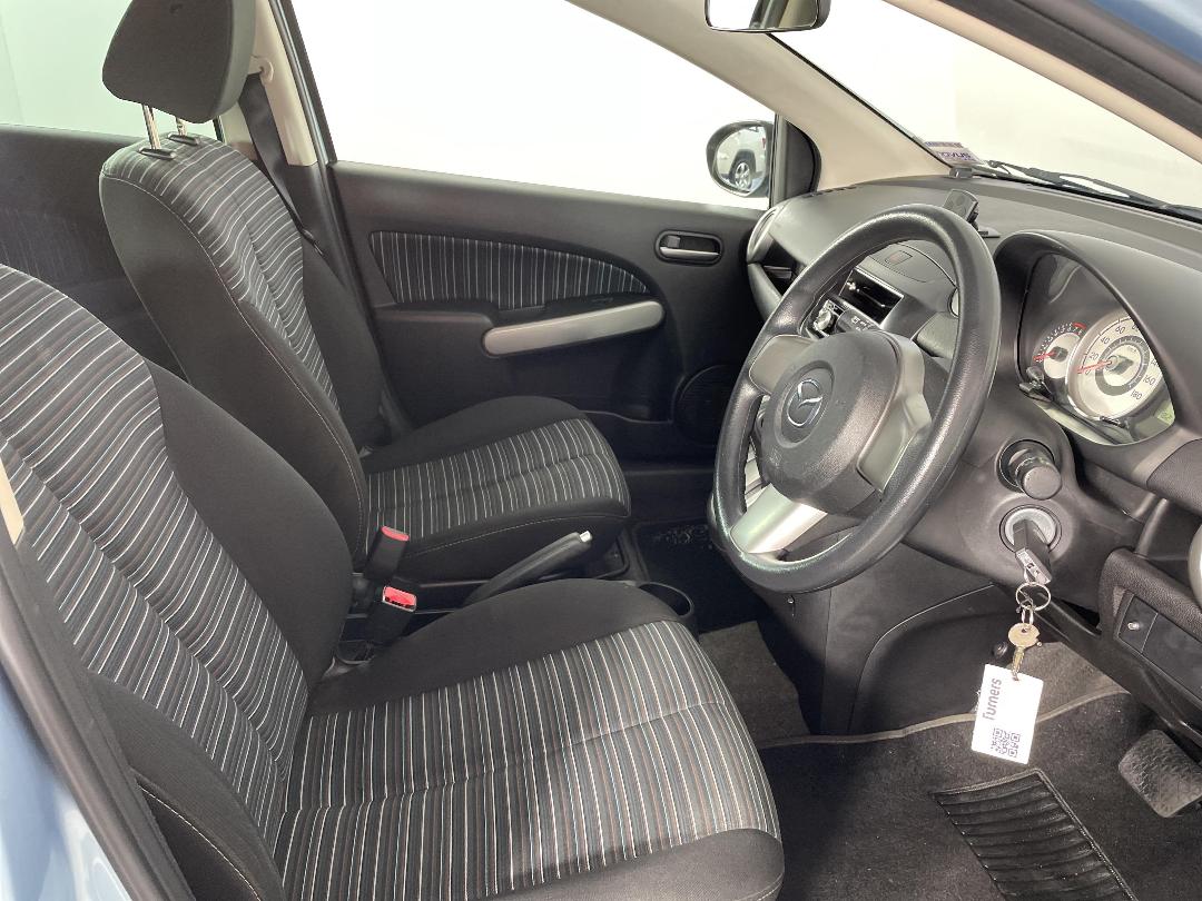 Photo '16' of Mazda Demio Photo '16' of Mazda Demio