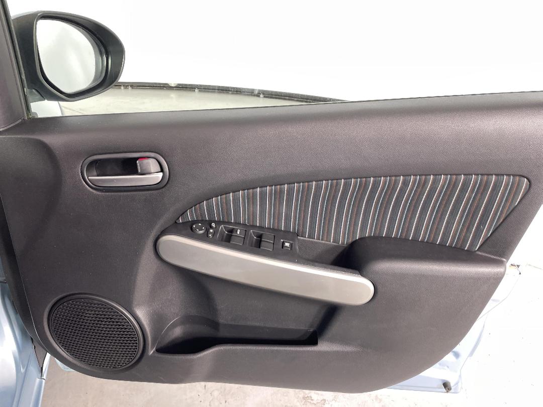 Photo '15' of Mazda Demio Photo '15' of Mazda Demio