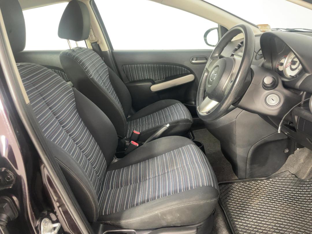 Photo '16' of Mazda Demio Photo '16' of Mazda Demio