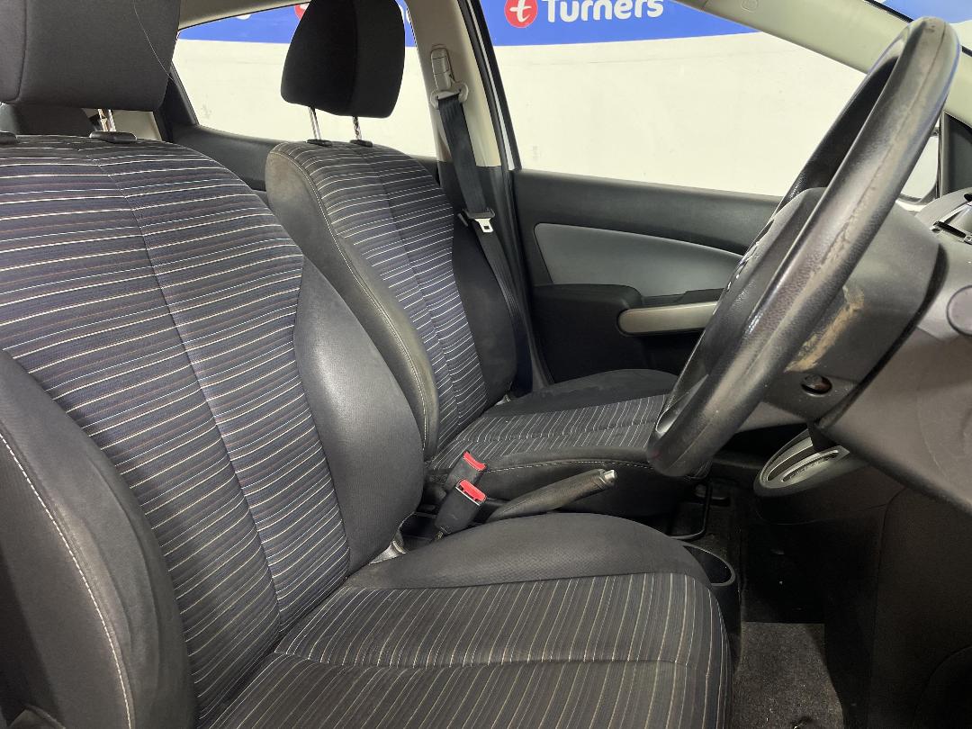 Photo '16' of Mazda Mazda2