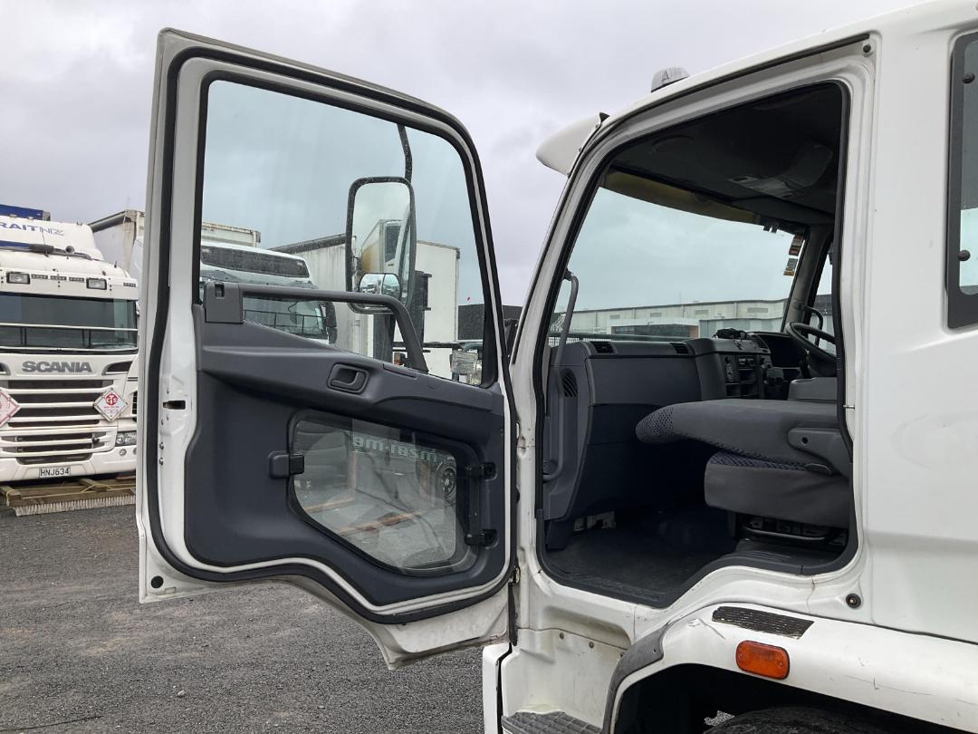 Photo '27' of Mitsubishi Fuso Fighter FM281M8 Chiller