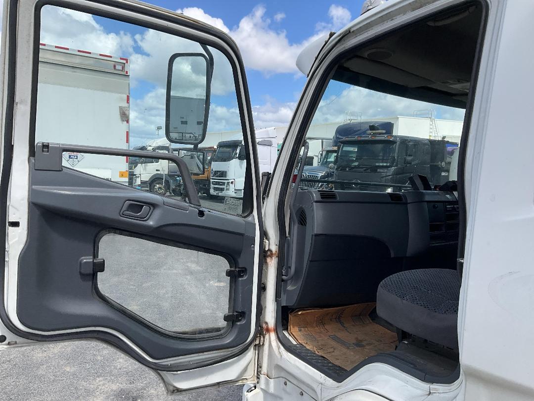 Photo '21' of Mitsubishi Fuso Fighter FK250H8 Chiller