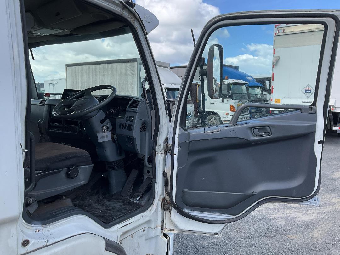 Photo '11' of Mitsubishi Fuso Fighter FK250H8 Chiller