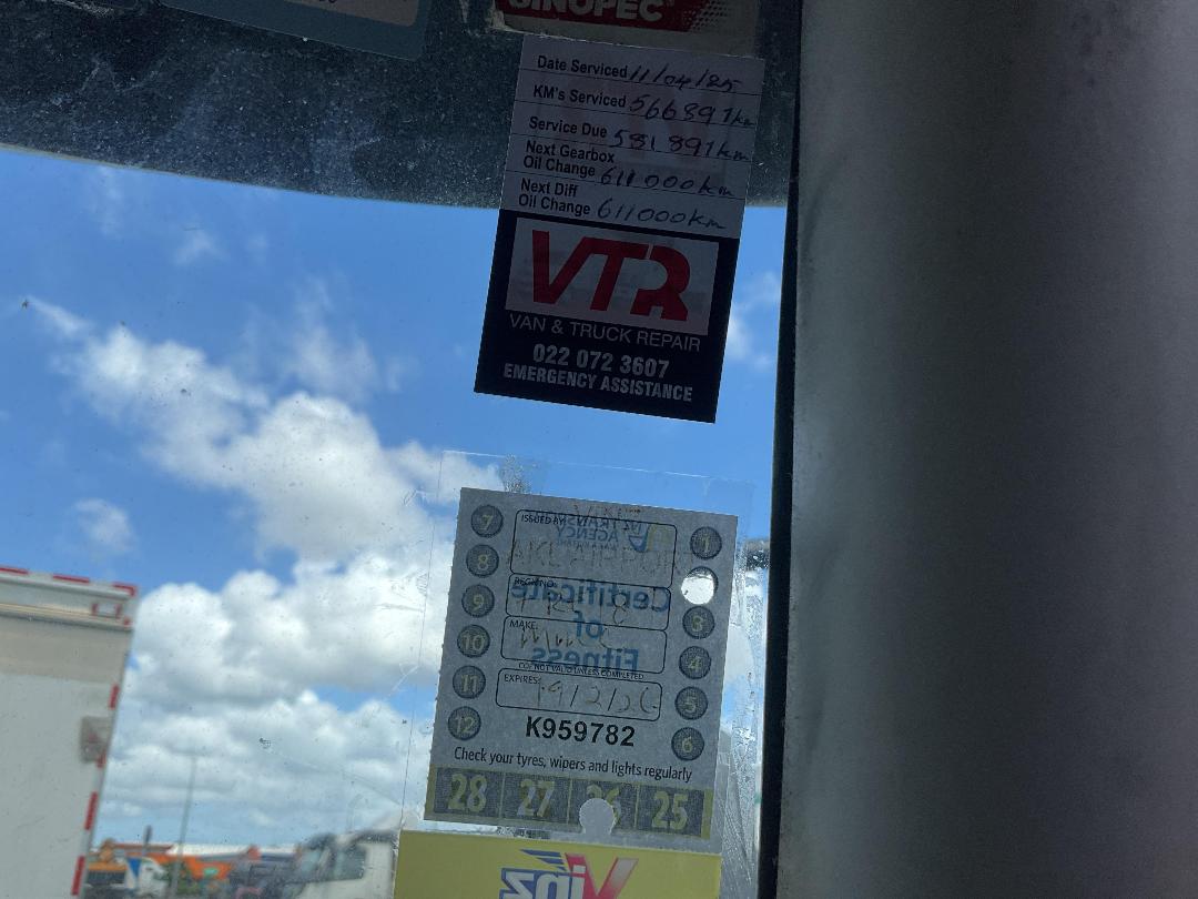 Photo '39' of Mitsubishi Fuso Fighter FK250H8 Chiller