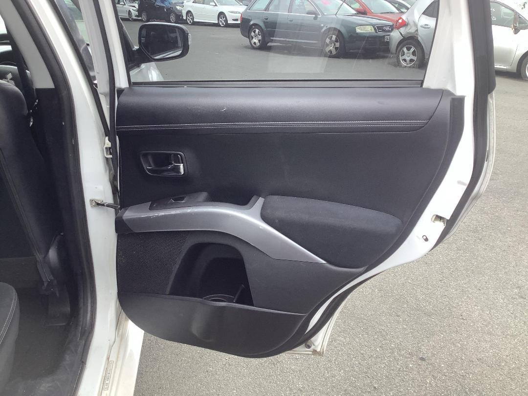 Photo '10' of Mitsubishi Outlander