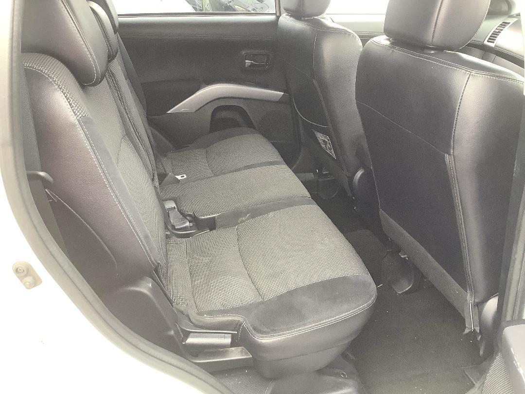 Photo '12' of Mitsubishi Outlander