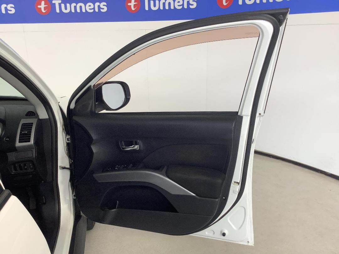 Photo '15' of Mitsubishi Outlander Photo '15' of Mitsubishi Outlander