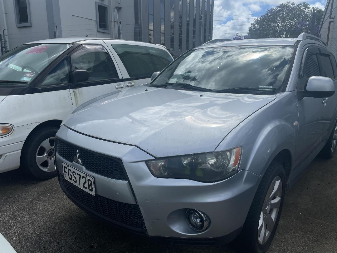 Photo '2' of Mitsubishi Outlander VR Photo '2' of Mitsubishi Outlander VR