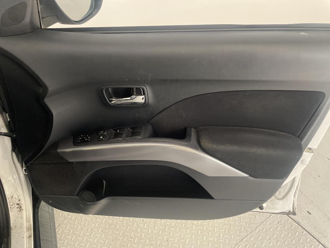 Photo '15' of Mitsubishi Outlander