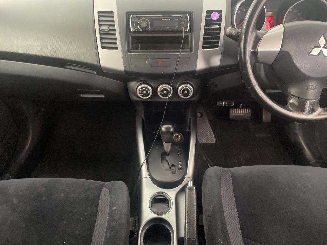 Photo '18' of Mitsubishi Outlander