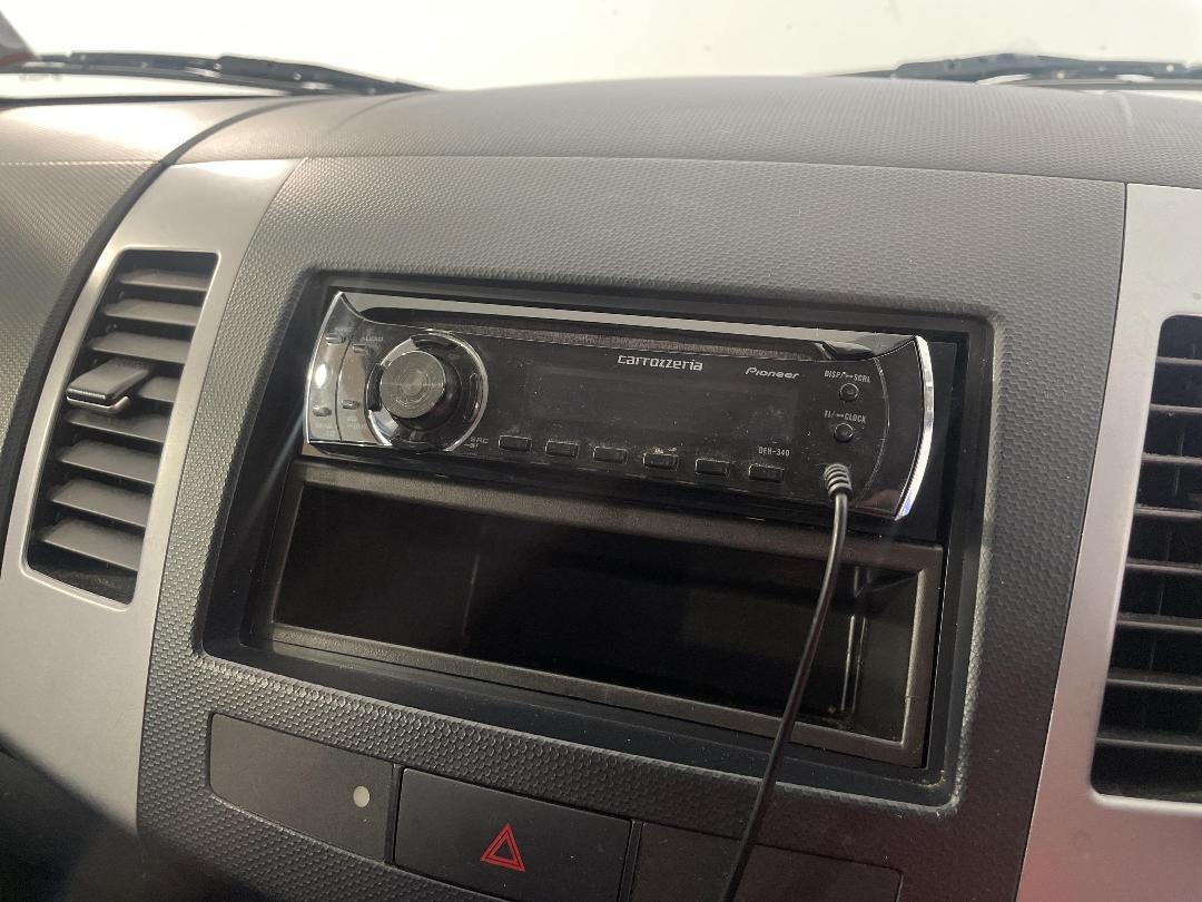 Photo '27' of Mitsubishi Outlander