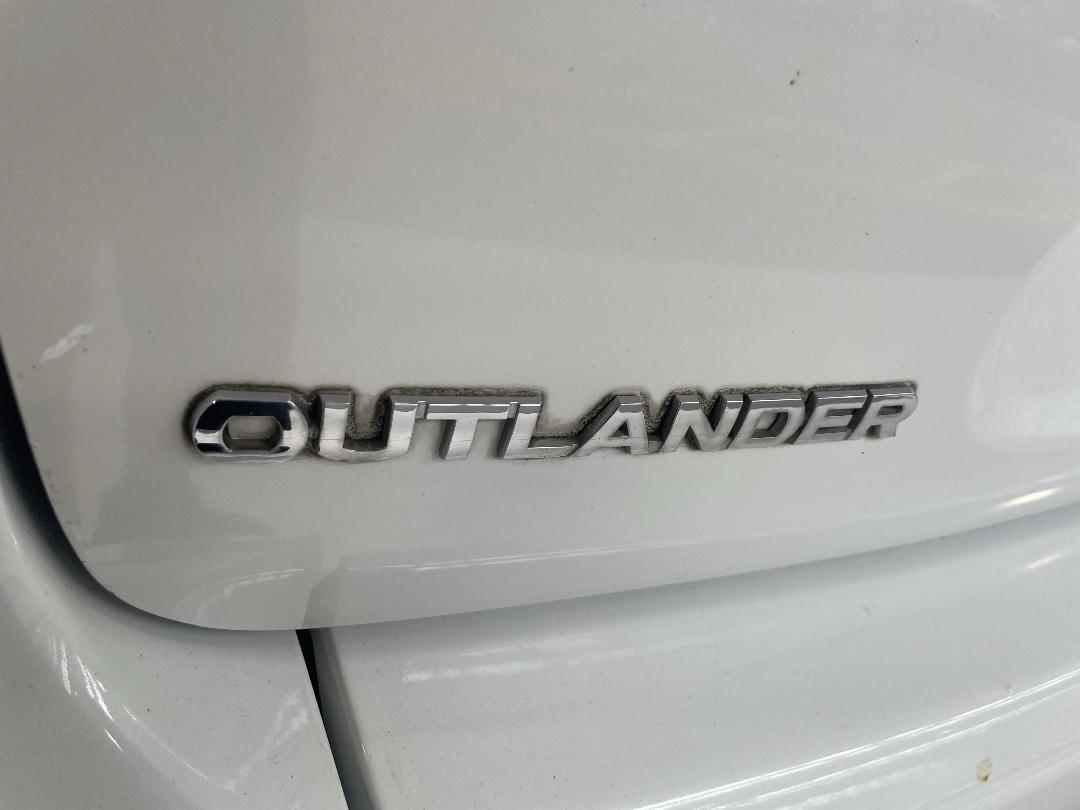 Photo '33' of Mitsubishi Outlander
