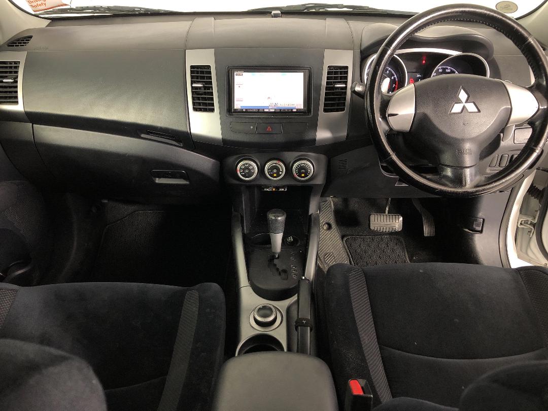 Photo '17' of Mitsubishi Outlander