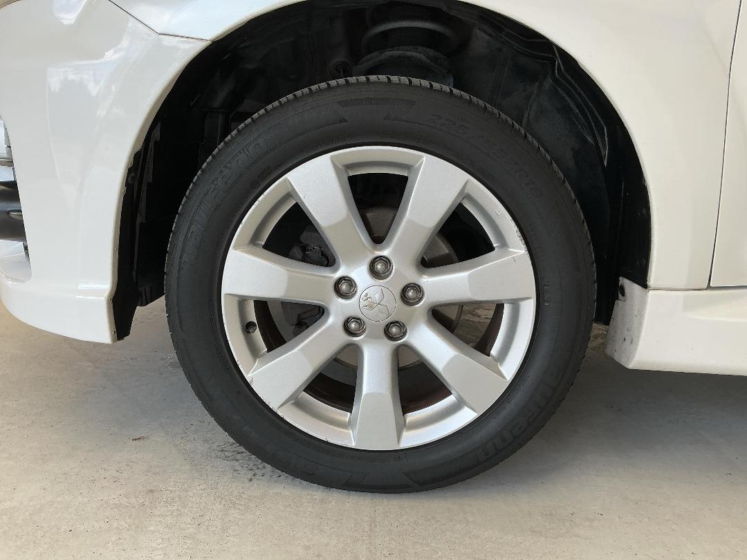 Photo '10' of Mitsubishi Outlander