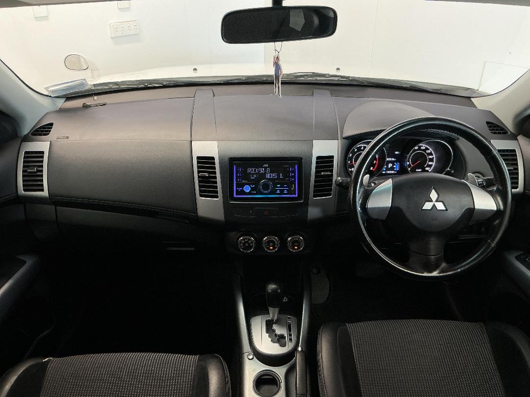 Photo '17' of Mitsubishi Outlander