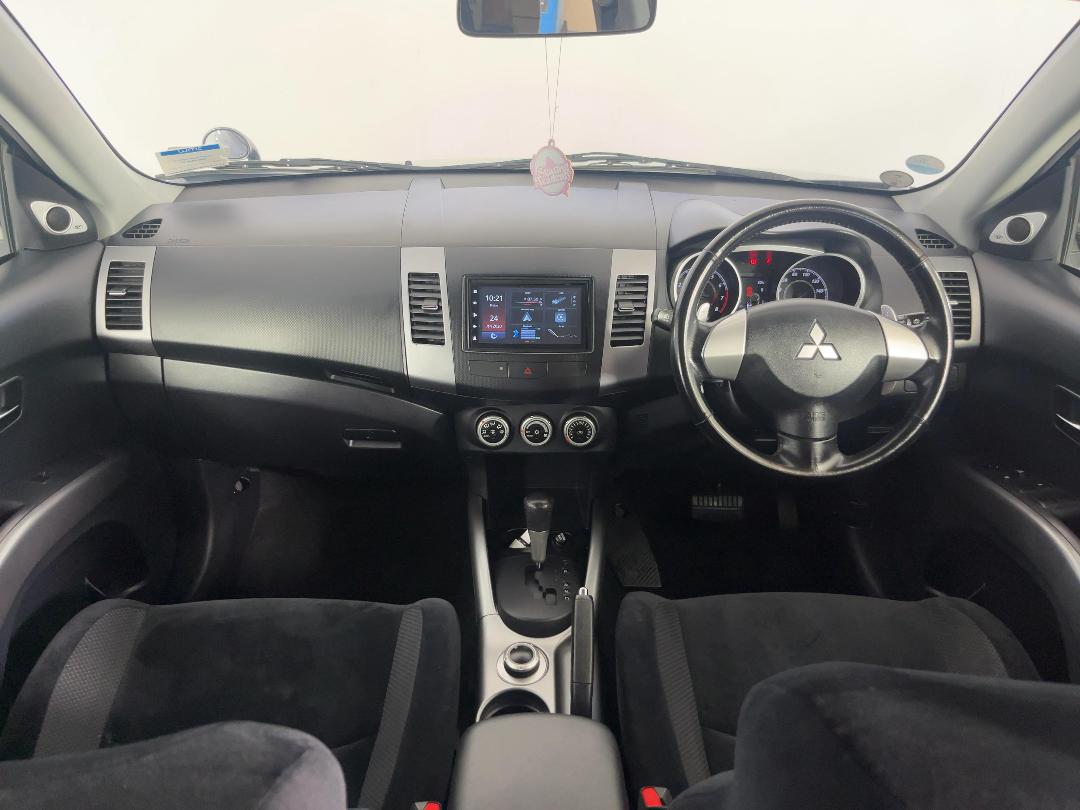 Photo '17' of Mitsubishi Outlander