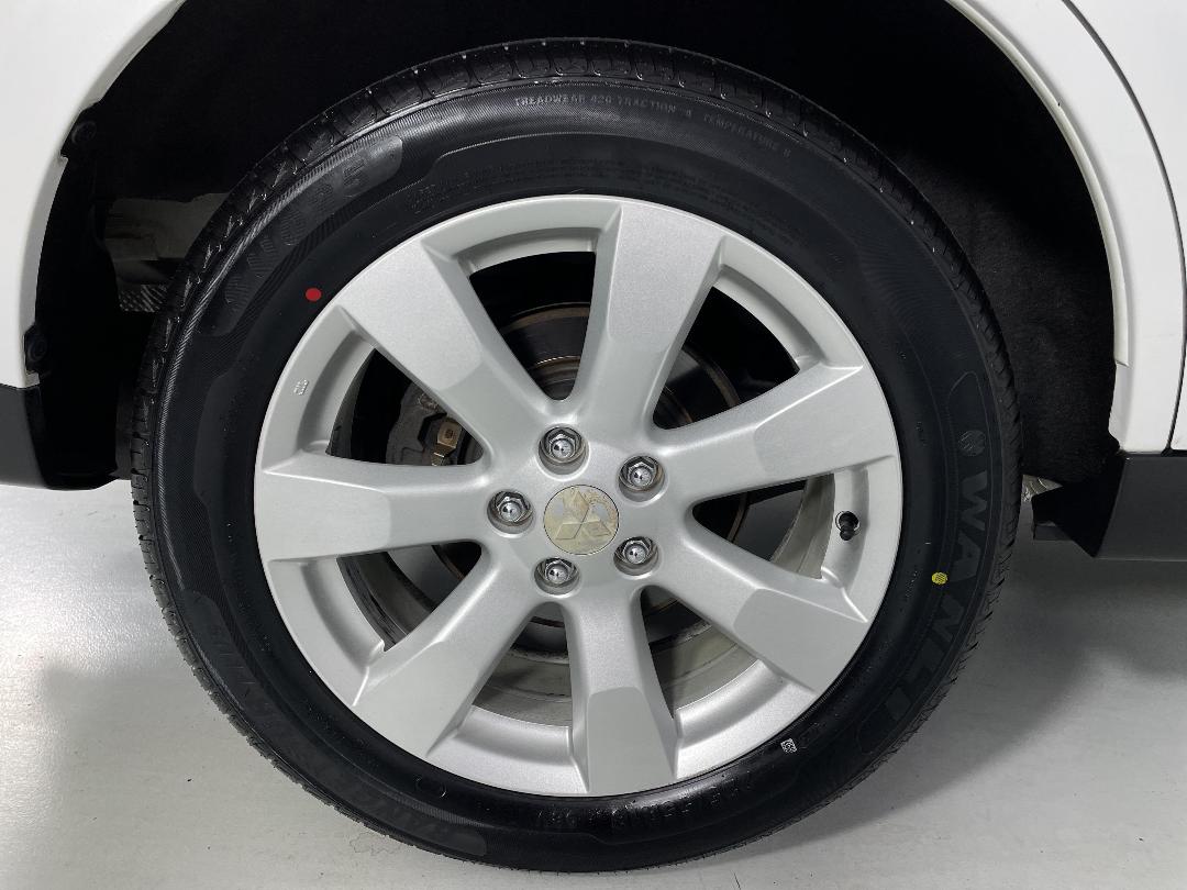 Photo '12' of Mitsubishi Outlander