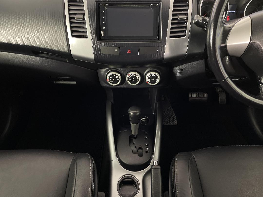 Photo '18' of Mitsubishi Outlander