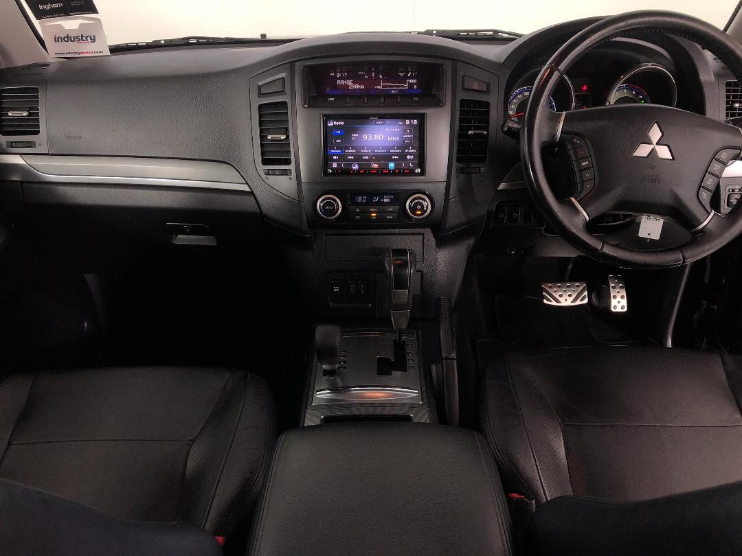 Photo '17' of Mitsubishi Pajero Photo '17' of Mitsubishi Pajero