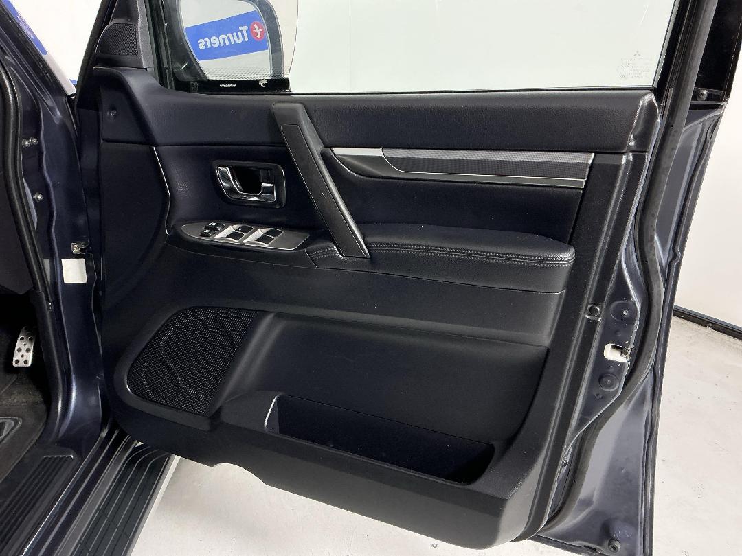 Photo '15' of Mitsubishi Pajero