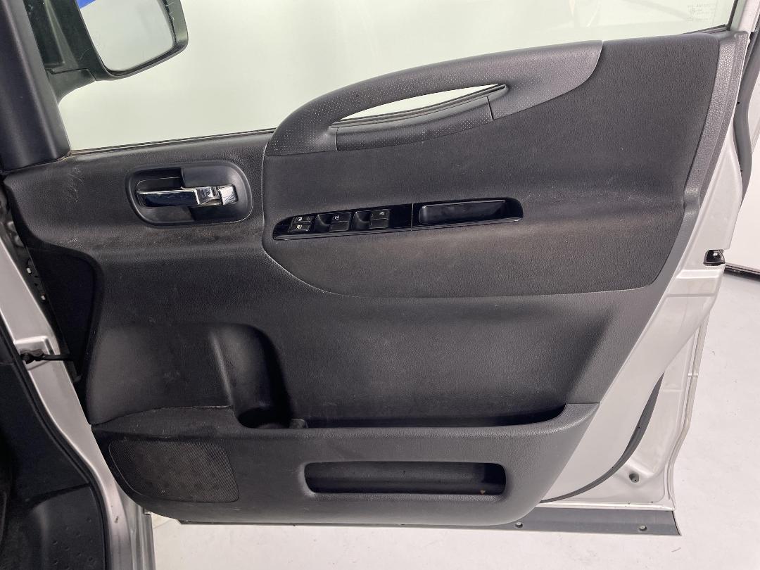 Photo '15' of Nissan Serena Photo '15' of Nissan Serena