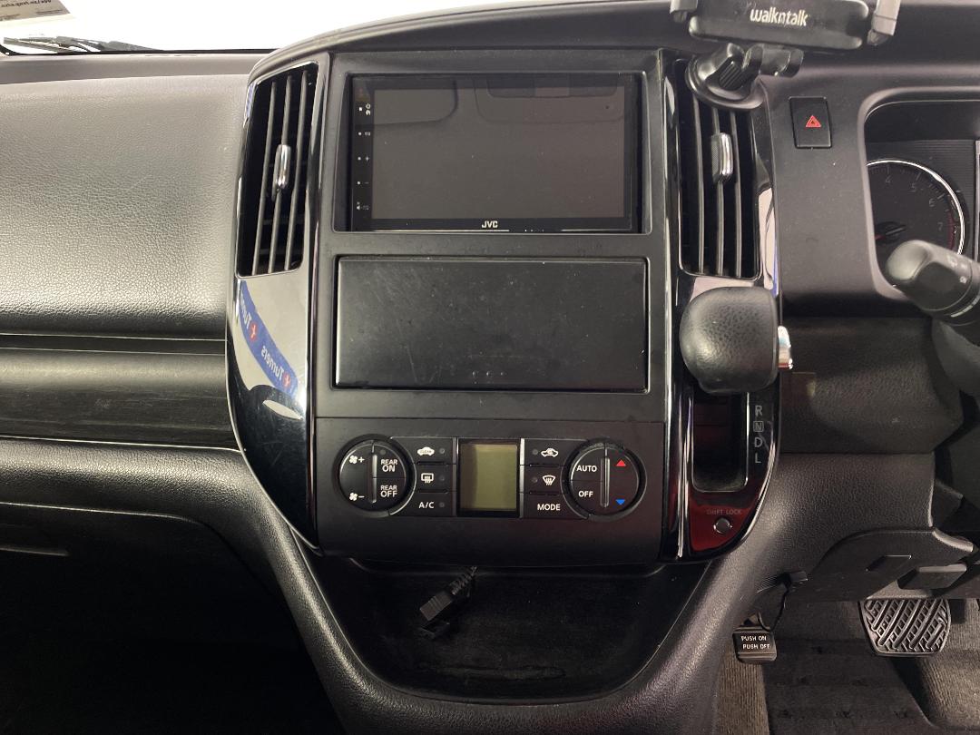 Photo '18' of Nissan Serena Photo '18' of Nissan Serena