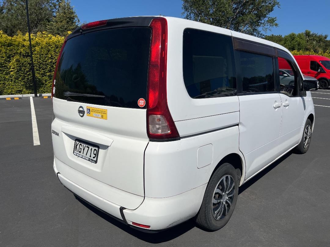 Photo '7' of Nissan Serena Photo '7' of Nissan Serena