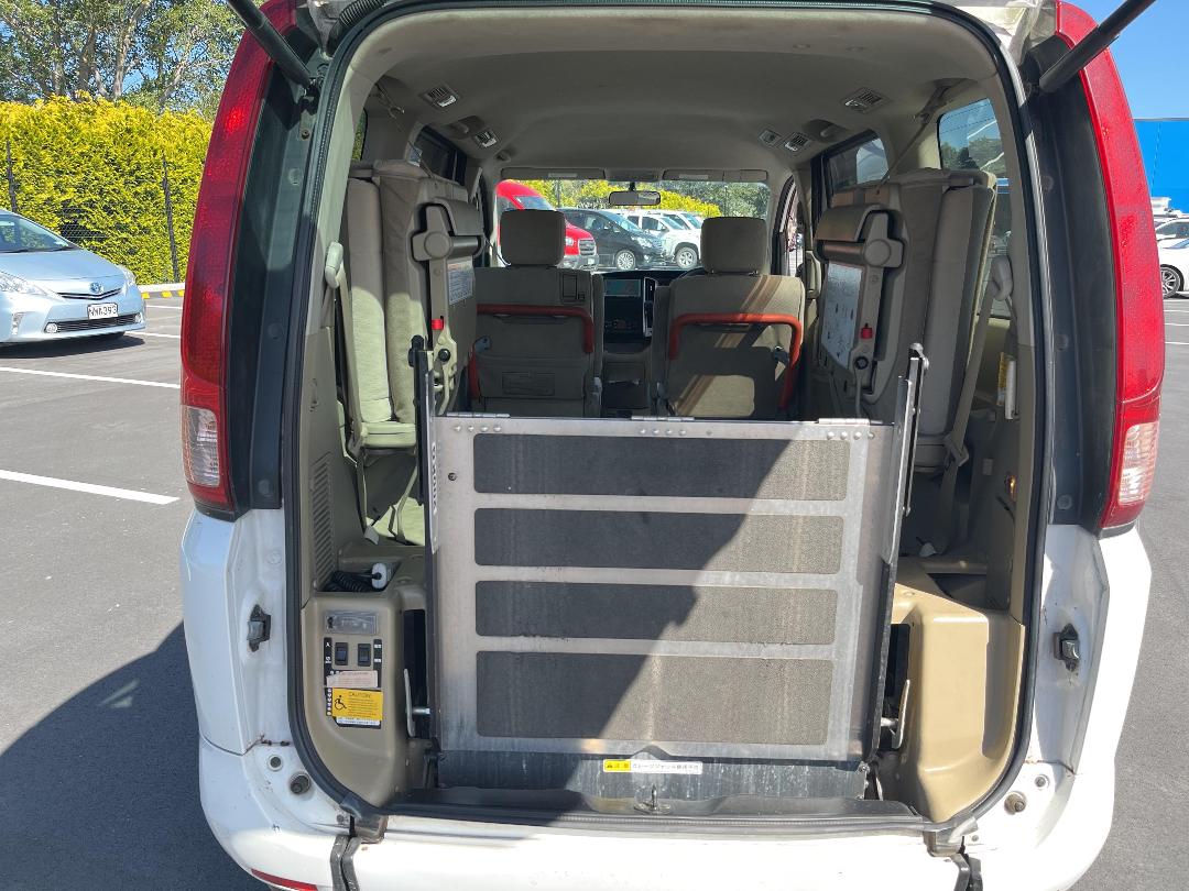 Photo '12' of Nissan Serena Photo '12' of Nissan Serena