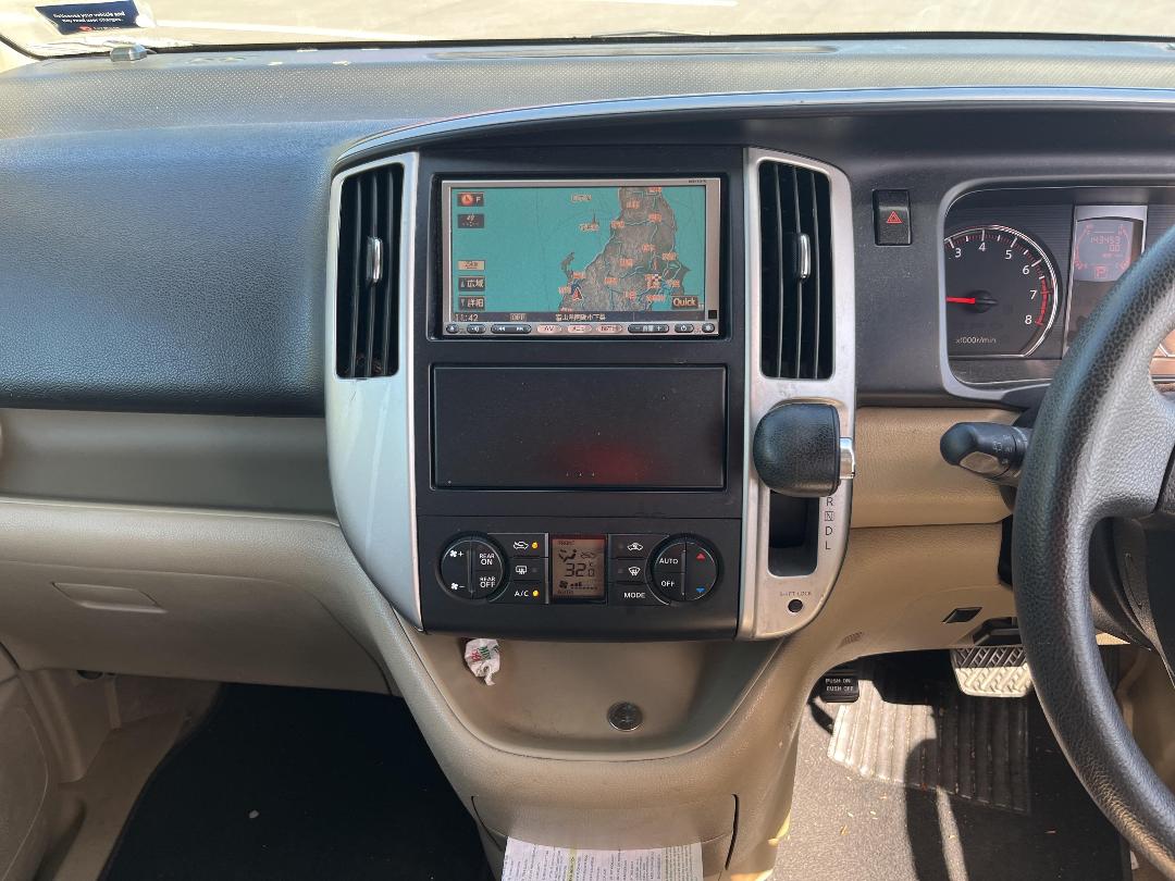 Photo '19' of Nissan Serena Photo '19' of Nissan Serena