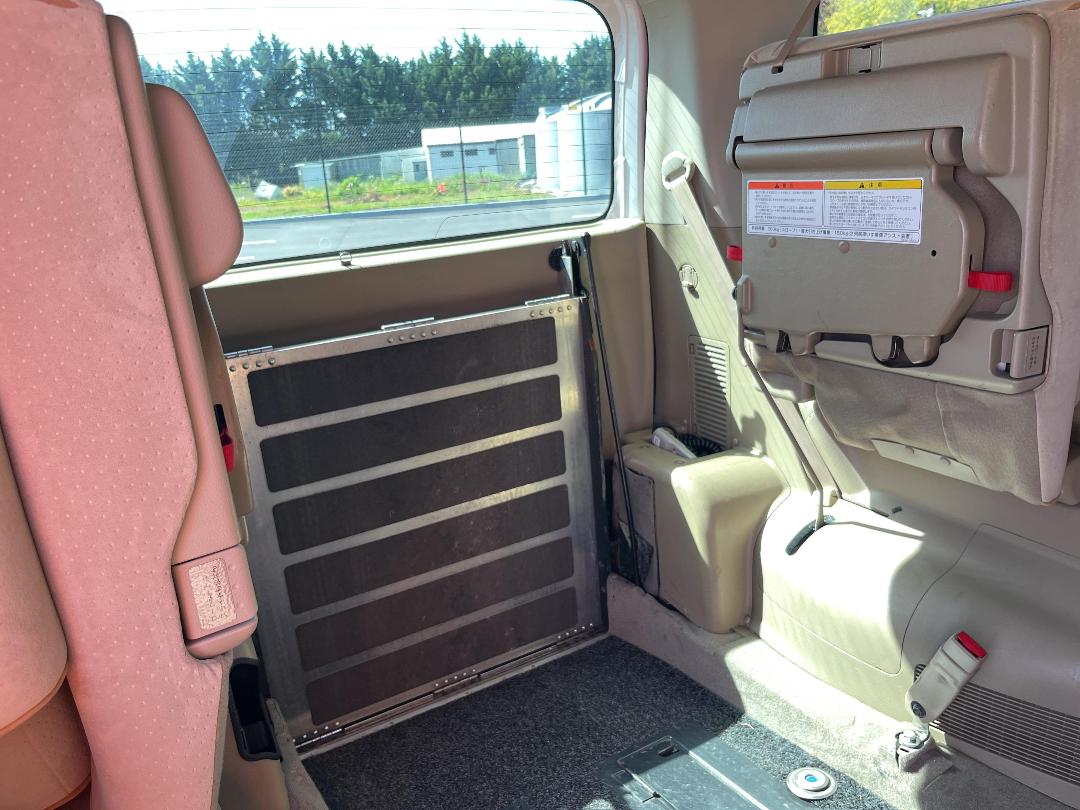 Photo '20' of Nissan Serena Photo '20' of Nissan Serena