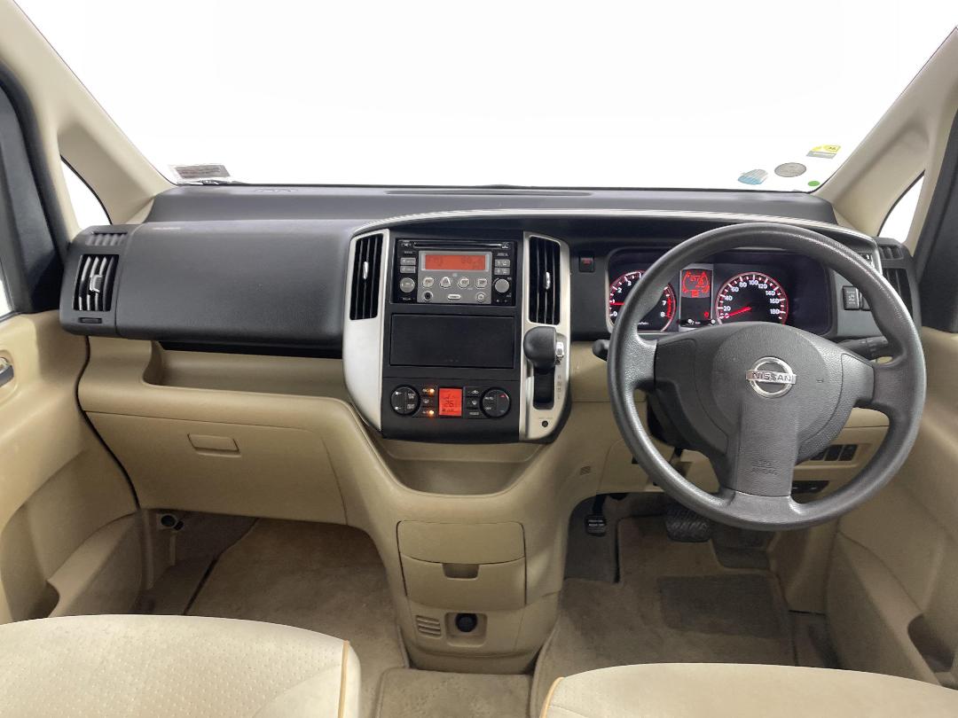 Photo '17' of Nissan Serena