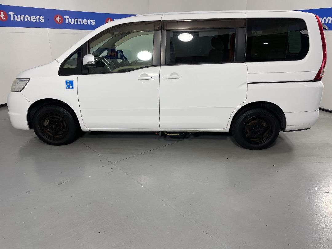 Photo '24' of Nissan Serena