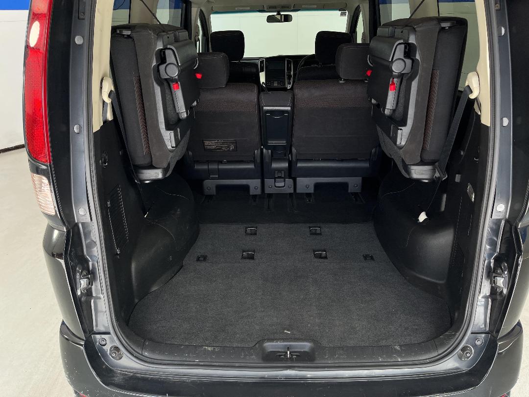 Photo '14' of Nissan Serena