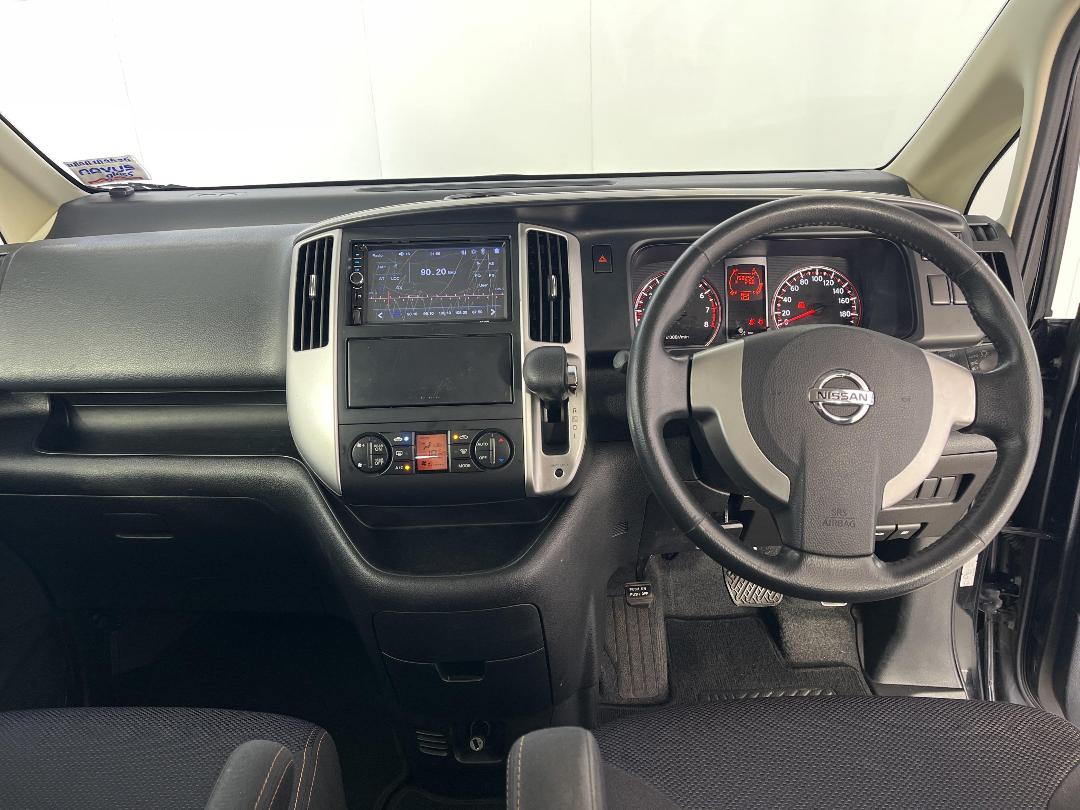 Photo '17' of Nissan Serena