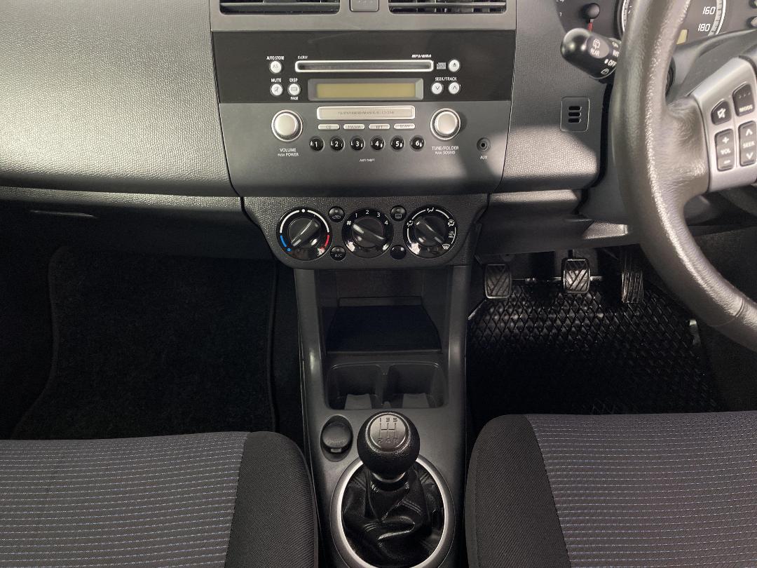 Photo '18' of Suzuki Swift