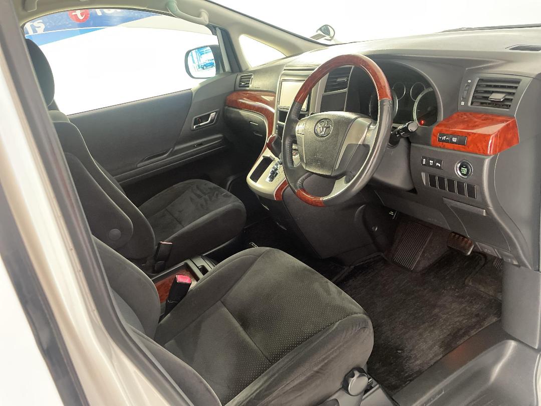 Photo '16' of Toyota Alphard