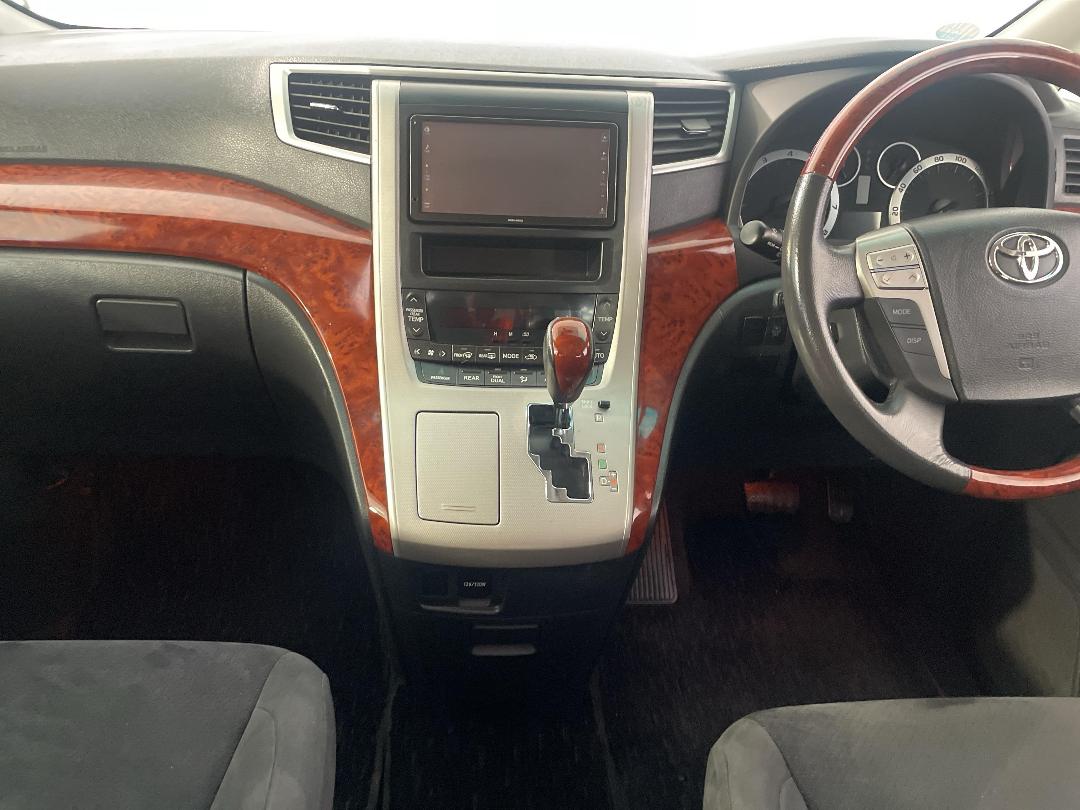 Photo '18' of Toyota Alphard