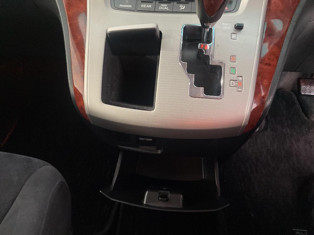 Photo '29' of Toyota Alphard