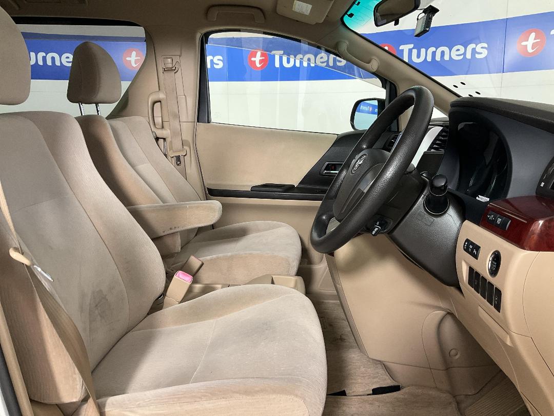 Photo '16' of Toyota Alphard