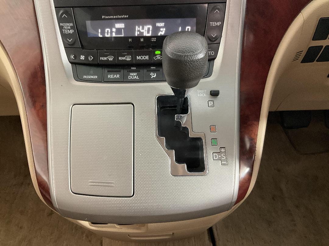 Photo '18' of Toyota Alphard