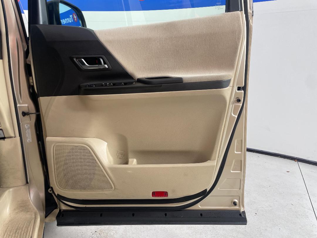 Photo '15' of Toyota Alphard