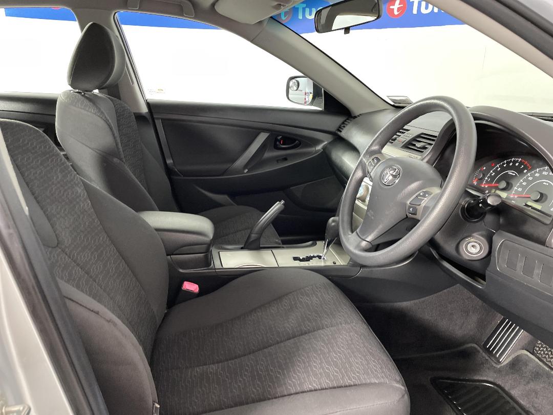 Photo '16' of Toyota Camry