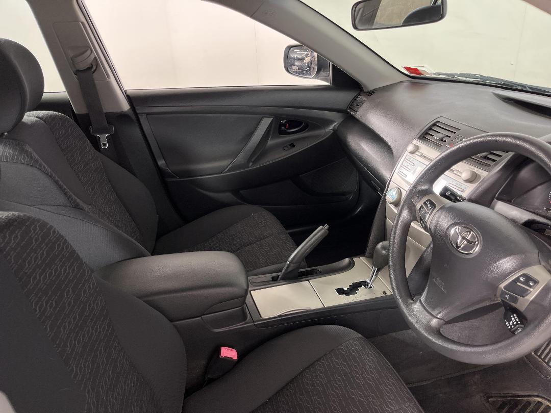 Photo '16' of Toyota Camry