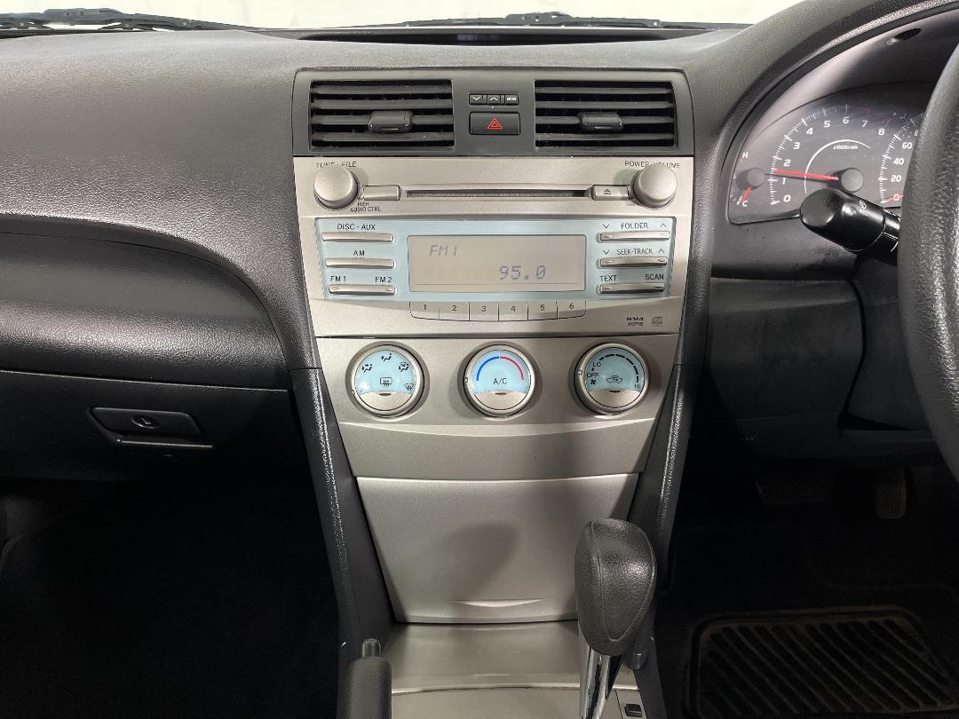 Photo '18' of Toyota Camry