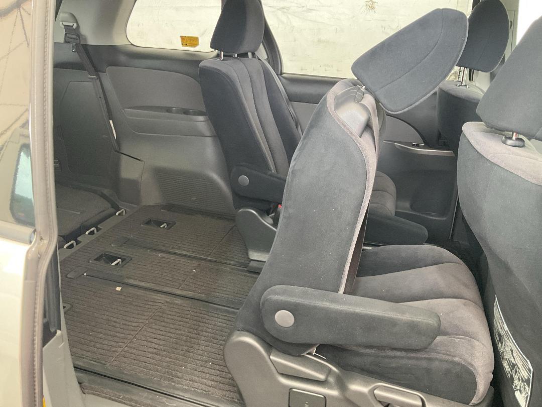 Photo '30' of Toyota Estima Photo '30' of Toyota Estima