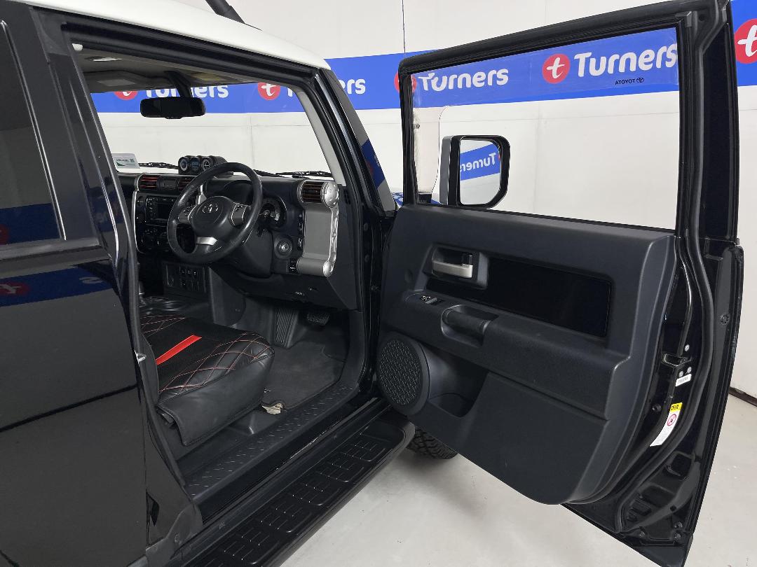 Photo '15' of Toyota FJ Cruiser Photo '15' of Toyota FJ Cruiser