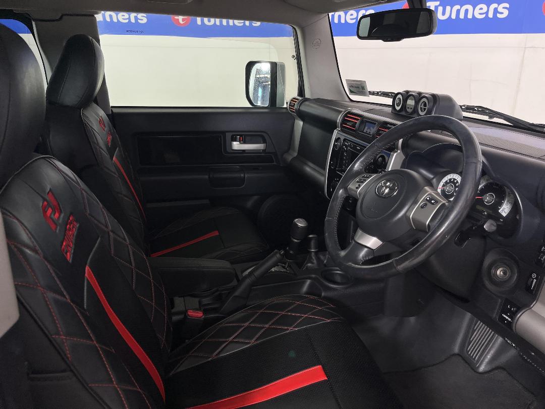 Photo '16' of Toyota FJ Cruiser Photo '16' of Toyota FJ Cruiser