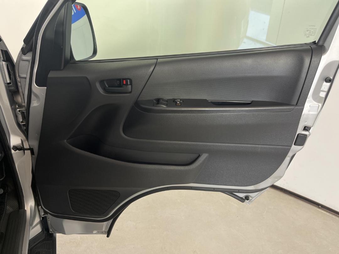 Photo '15' of Toyota Hiace Photo '15' of Toyota Hiace