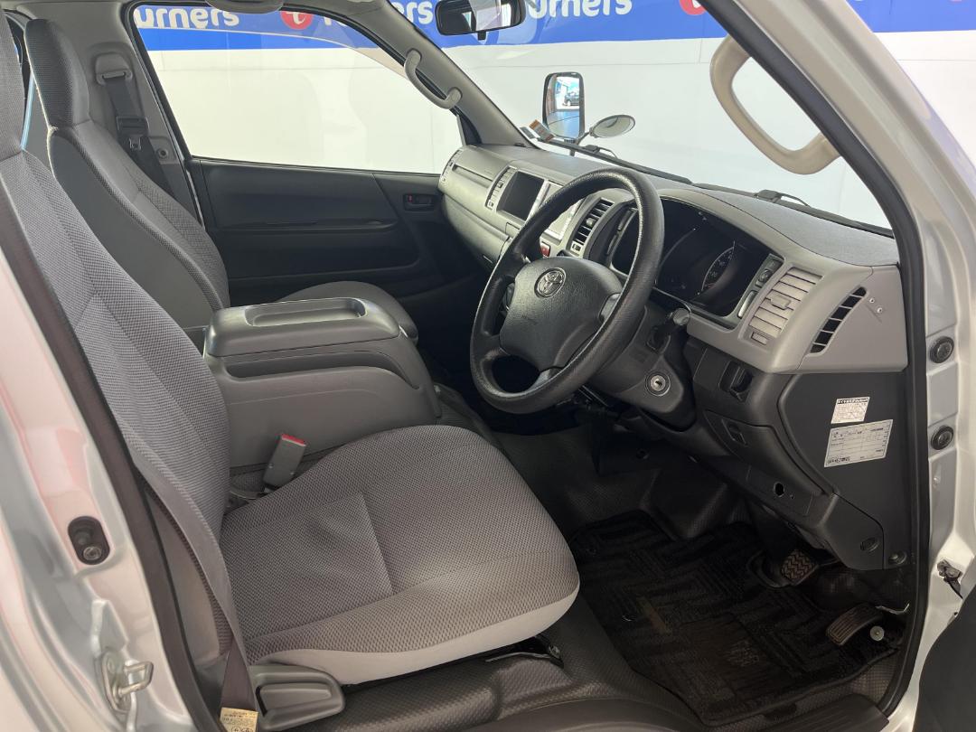 Photo '16' of Toyota Hiace Photo '16' of Toyota Hiace