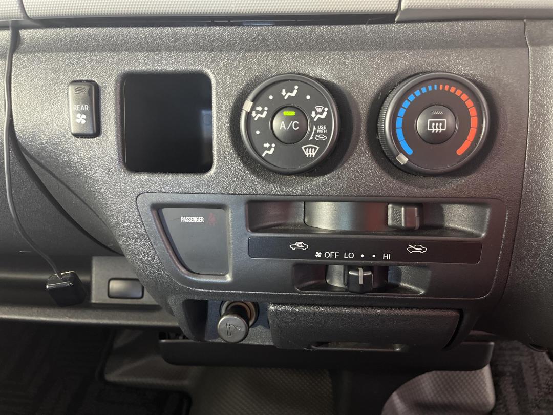 Photo '24' of Toyota Hiace Photo '24' of Toyota Hiace